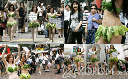 Шанцайн навчин усны хувцастай бүсгүйчүүд Токиогийн гудамжаар алхалжээ