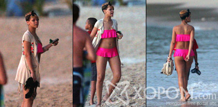 Rihanna Барбадосын далайн эрэг дээр ягаан өнгийн бикинигээр гоёжээ