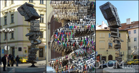 Прага хотын Franz Kafka талбайд сүндэрлэн байх түлхүүрэн баримал 