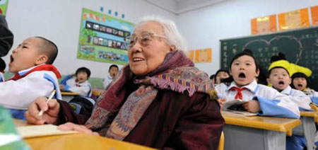 102 настай хятад эмээ дэлхийн хамгийн өндөр настай нэгдүгээр ангийн сурагч болжээ