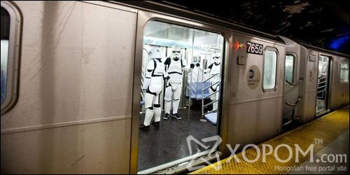 Нью-Йоркын метронд алдарт Star Wars цувралын үйл явдал өрнөжээ [38 фото + 1 видео]