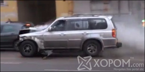 Москвагийн гудамжинд жиптэй залуу 16 машиныг мөргөж танхайрчээ
