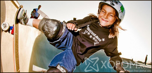 7 настай Asher Bradshaw скейтбордоор гулгагчдын дунд дуулиан тарьж байна