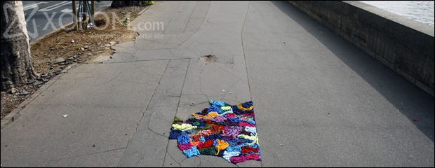 Парисын гудамжин дахь өнгөлөг даавуун туузан чимэглэлүүд [11 зураг]