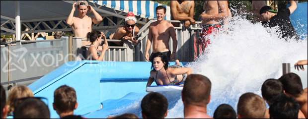 Усаар зугаацсан Katy Perry санамсаргүйгээр өгзгөө олон нийтэд харууллаа
