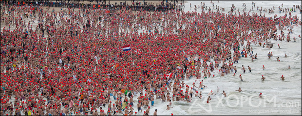 Нидерландчууд Шинэ жилийг тэнгисийн усанд угтдаг