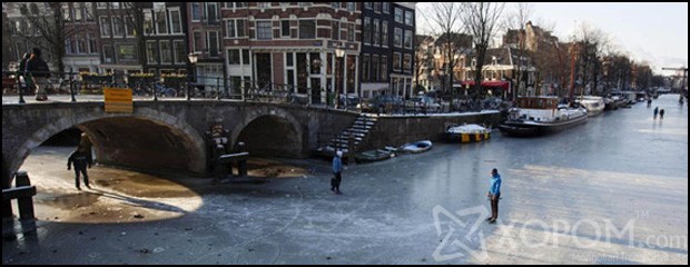 Нидерландын Амстердам хотын дундуур урсах гол маш сайн хөлджээ [7 зураг]