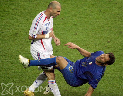 2006 оны World Cup-ын үеэрх Zidane-ы мөргөлт хөшөө болон мөнхөрлөө