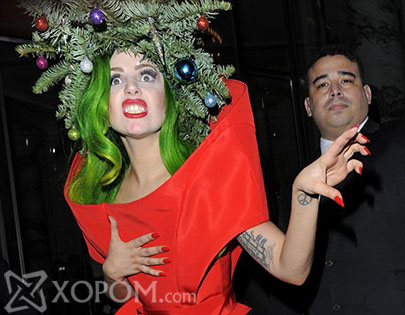 Зул сарын сүлд модонд хувирсан хатагтай Гага