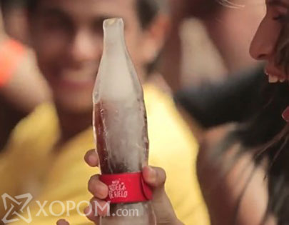 Бүхэлдээ мөсөөр хийгдсэн лонхтой Кока-Кола