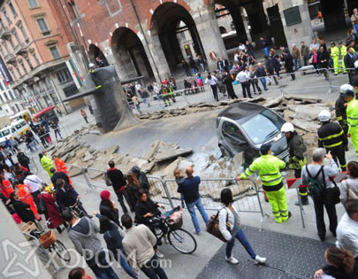 Миланы гудамжинд гэнэт гарч ирсэн шумбагч хөлөг