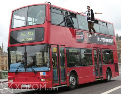 Британий илбэчин эрхэм автобусны дэргэд нислээ