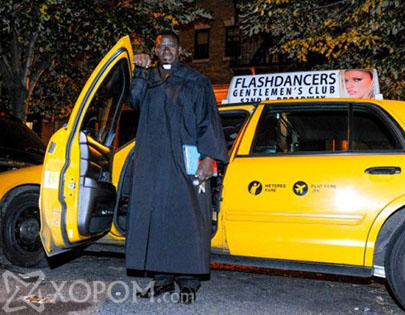 Таксигаар зорчингоо нүглээ наманчлахыг урьдаг пастор-жолооч