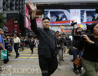 Гонконгийн гудамжин дахь Умард Солонгосын удирдагч Ким Чен Ыний хуулбар