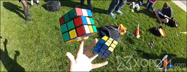Стэнфордын оюутан жонглёрдох зуураа гурван Рубикын шоо эвлүүлжээ