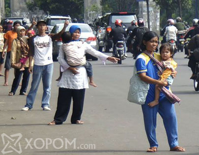 Индонезид замын машинд дайгдах замаар хурдан мөнгө олдог